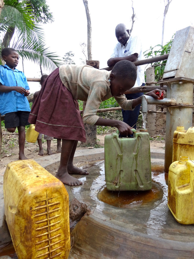 Kinder holen Wasser am Kigooro-Brunnen