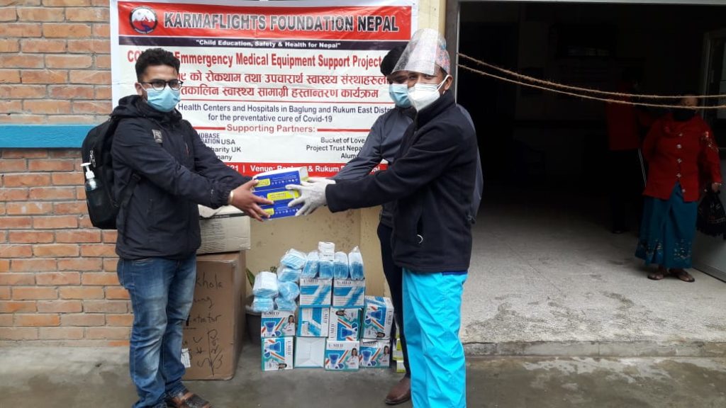 Übergabe der Hilfsgüter (Masken, Kittel) in Nepal
