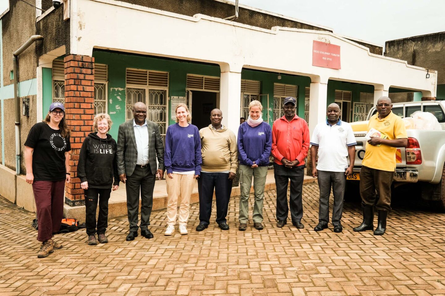 Das 2aid.org Team mit dem Team von Emesco vor dem Büro von Emesco.