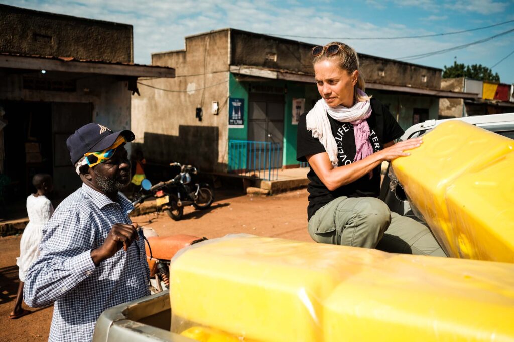 Christine verteilt Jerry Cans in Karaguusa.