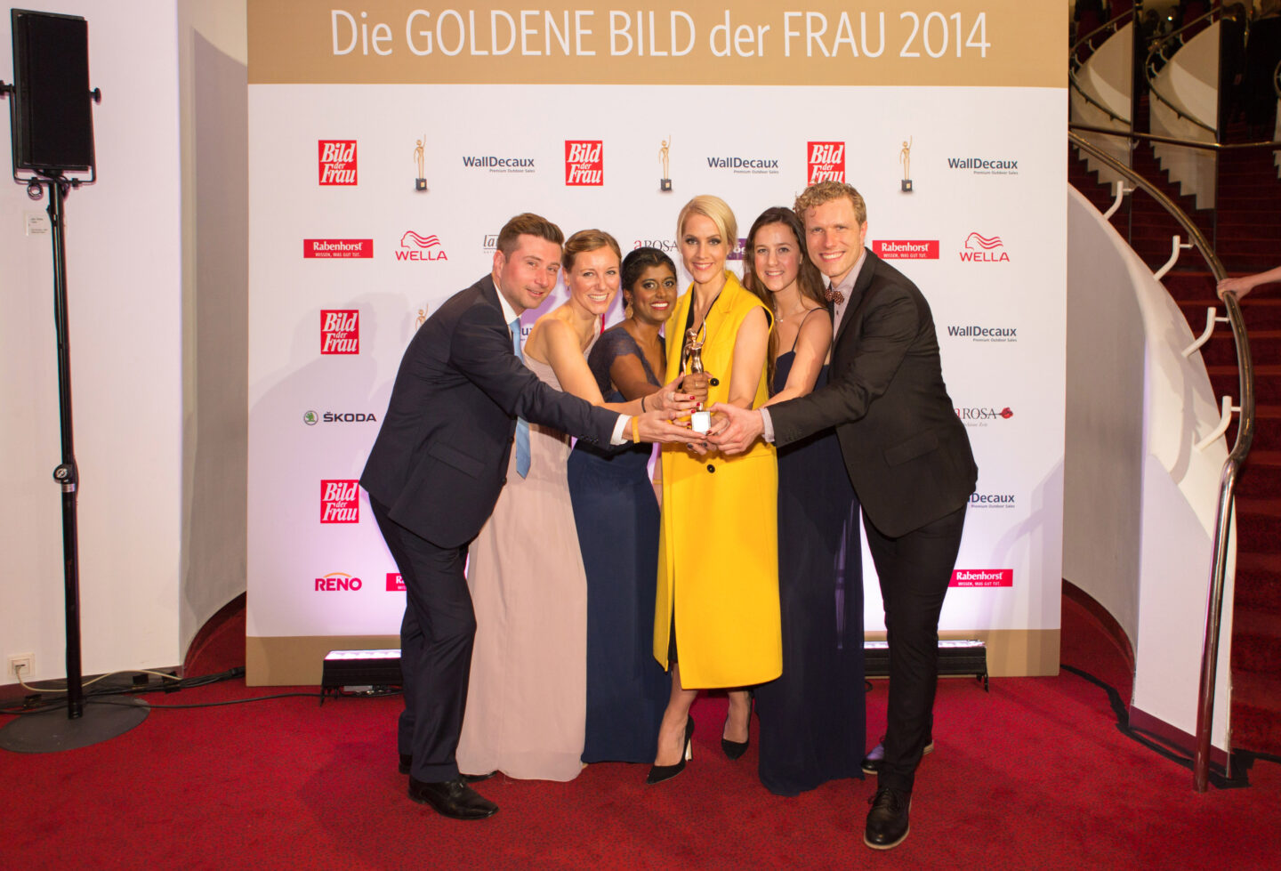 Anna Vikky, Judith Rakers, Bianca Weiss, Falco Peters, Bea, Danijel Nevistic feiern zusammen den Preis Goldene Bild der Frau 2014.